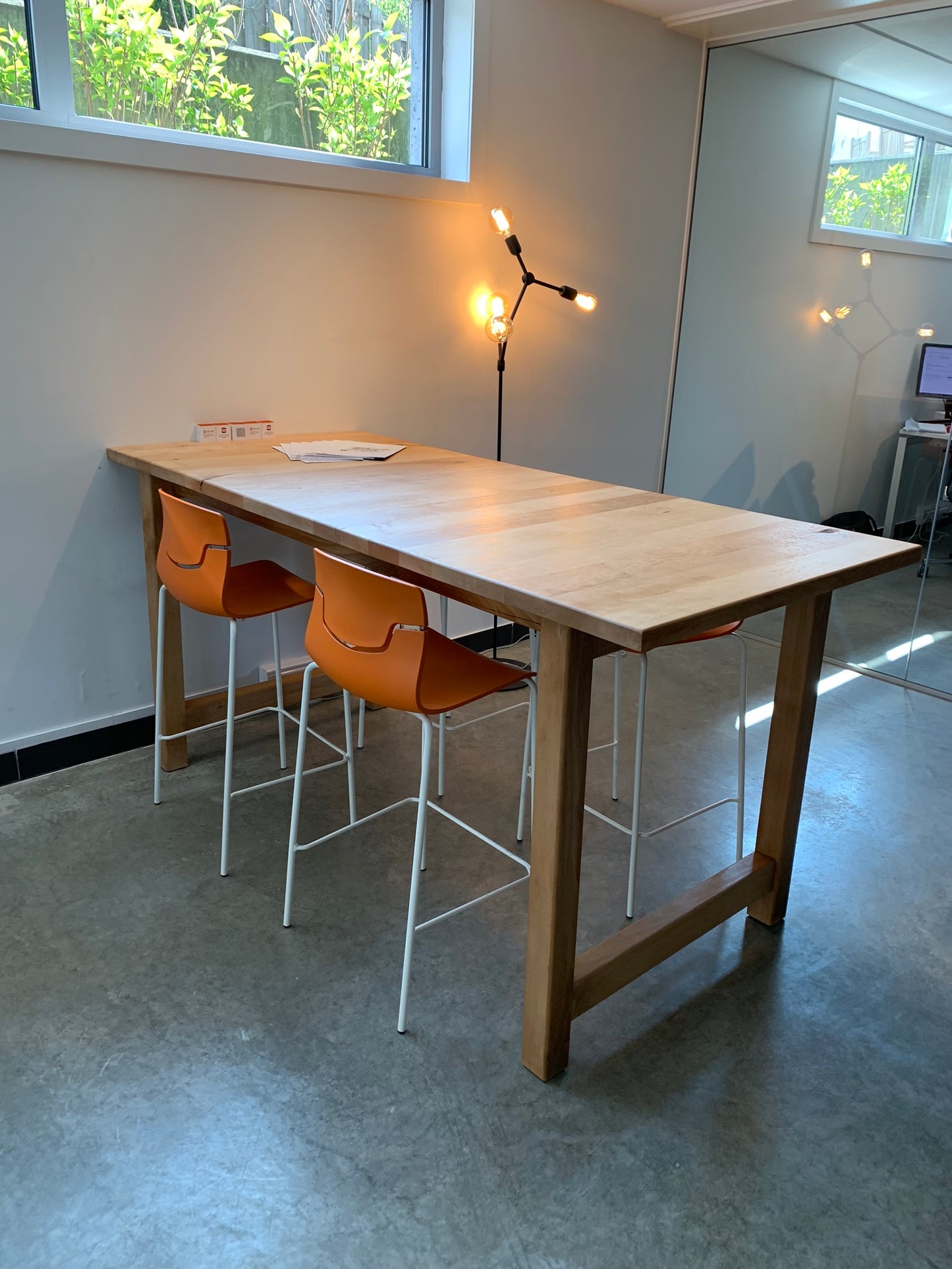 (C24-1-P1) Hoge Vergadertafel in Beuk